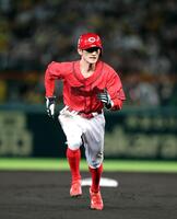 ８回、代走で出場する辰見（撮影・山口登）