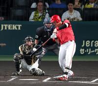 ２回、右前打を放つ佐々木（撮影・立川洋一郎）