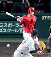５回、中前打を放つ玉村（撮影・立川洋一郎）