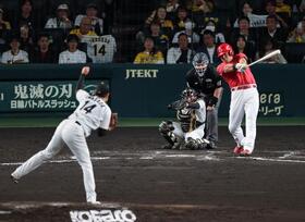 ７回、末包を空振り三振に打ち取る岩貞（撮影・山口登）＝６日