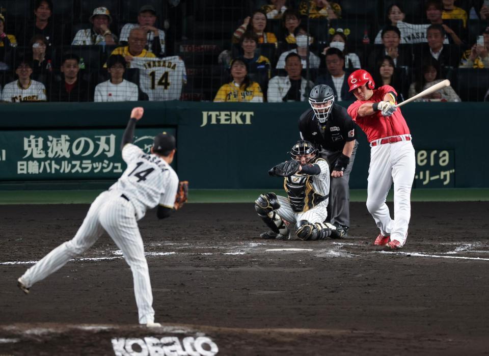 ７回、末包を空振り三振に打ち取る岩貞（撮影・山口登）＝６日