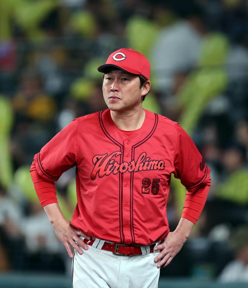７回、選手交代を告げた新井監督（撮影・山口登）