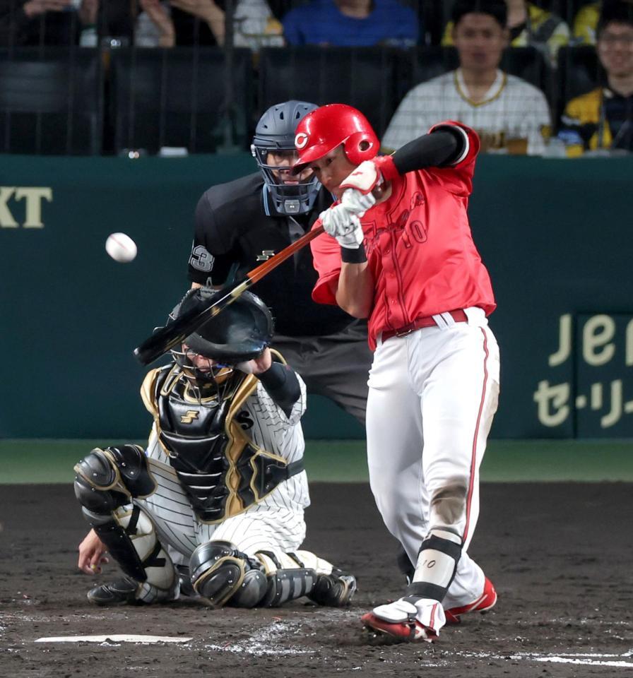 ４回、右前へ先制適時打を放つ佐々木（撮影・立川洋一郎）