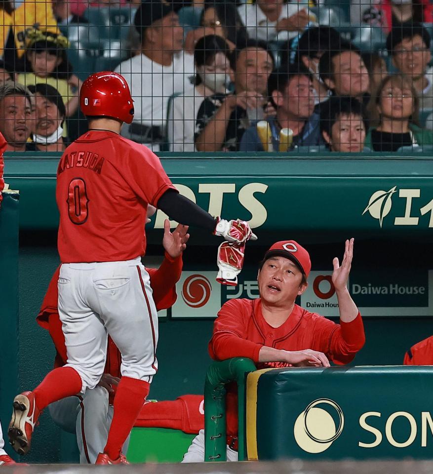 ４回、先制の生還を果たした勝田（左）を迎える新井監督（撮影・西田忠信）