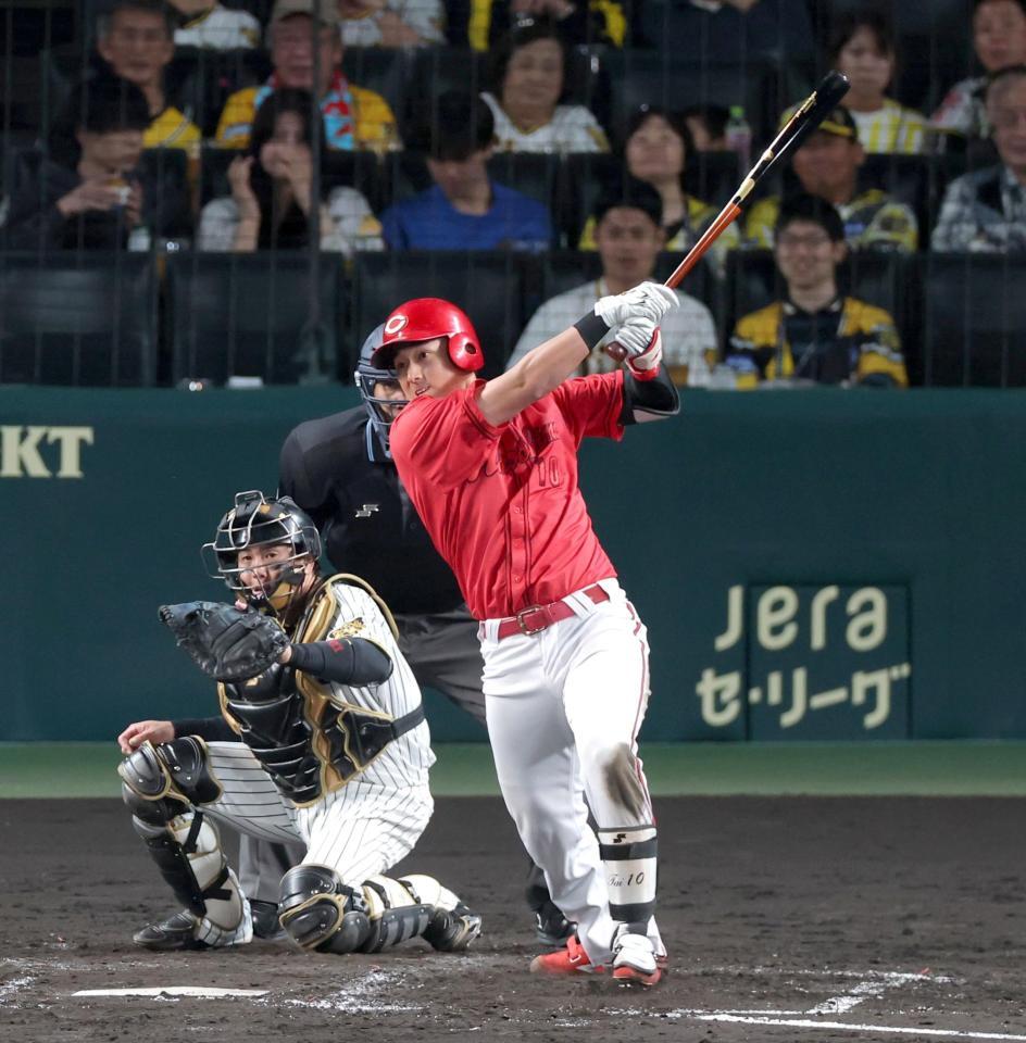 ４回、右前へ先制適時打を放つ佐々木（撮影・立川洋一郎）