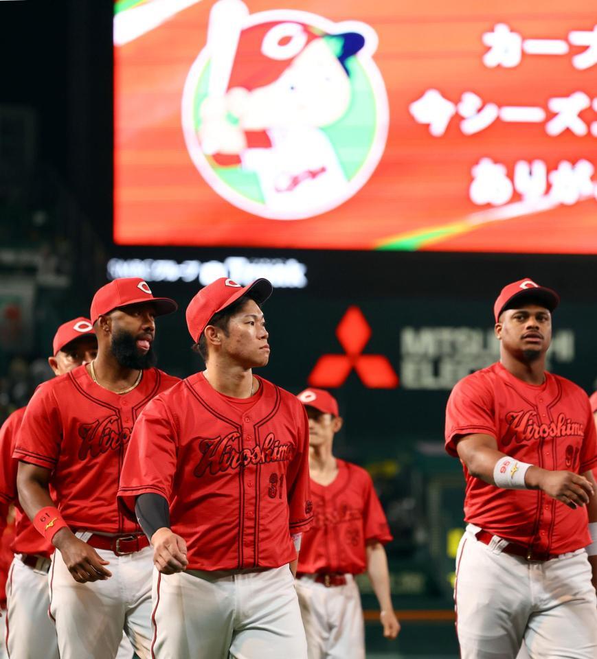 ファンにあいさつしベンチに戻る坂倉（撮影・山口登）