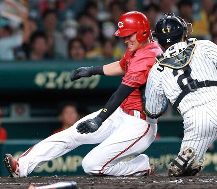 ２回、林の左飛で本塁を狙う佐々木（撮影・西田忠信）