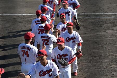 大逆転勝利し、ハイタッチを交わすカープナイン