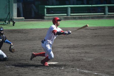 三回１死で右前打を放つ西川