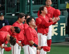 スタンドのファンにあいさつする新井監督（右端）らカープナイン