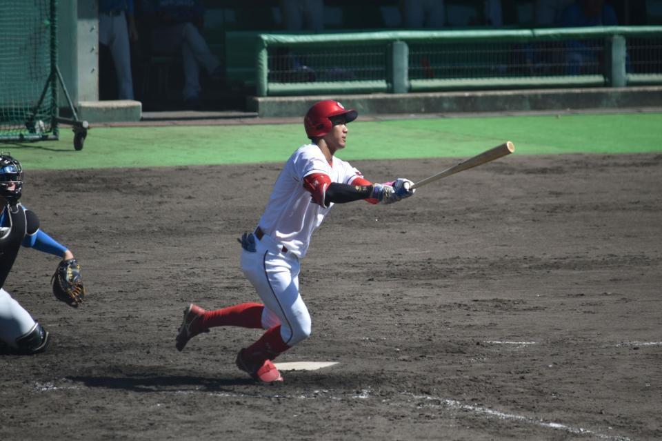 三回１死で右前打を放つ西川