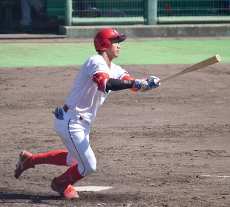 ３回、右前打を放つ西川（撮影・高橋涼太朗）