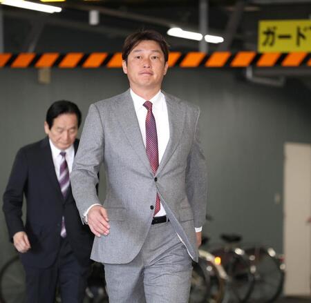 鈴木清明球団本部長（後方）とオーナー報告に向かう新井監督（撮影・北村雅宏）