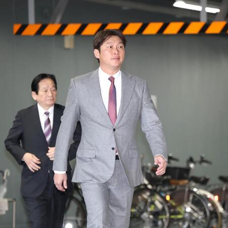 鈴木清明球団本部長（後方）とオーナー報告に向かう新井監督（撮影・北村雅宏）