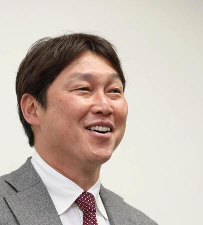 オーナー報告後、会見に応じる新井監督（撮影・北村雅宏）