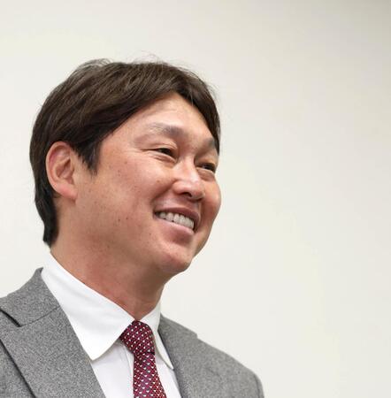 オーナー報告後、会見に応じる新井監督（撮影・北村雅宏）