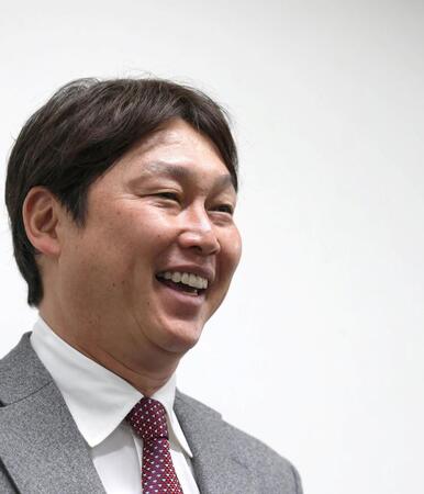 オーナー報告後、会見に応じる新井監督（撮影・北村雅宏）