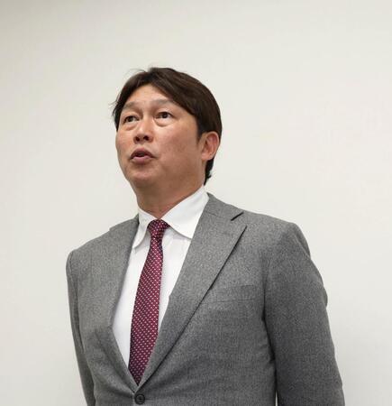 オーナー報告後、会見する新井監督（撮影・北村雅宏）
