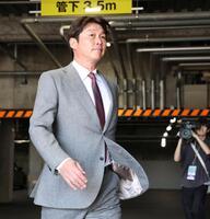 オーナー報告に向かう新井監督（撮影・北村雅宏）