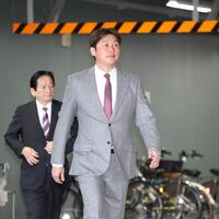 鈴木清明球団本部長（後方）とオーナー報告に向かう新井監督（撮影・北村雅宏）