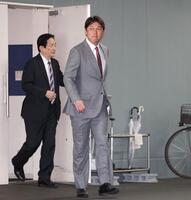 鈴木清明球団本部長（左）とオーナー報告に向かう新井監督（撮影・北村雅宏）