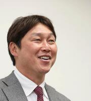 オーナー報告後、会見に応じる新井監督（撮影・北村雅宏）