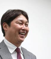 オーナー報告後、会見に応じる新井監督（撮影・北村雅宏）