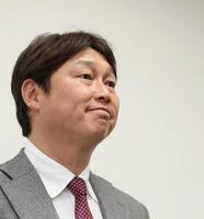 オーナー報告後、会見する新井監督（撮影・北村雅宏）