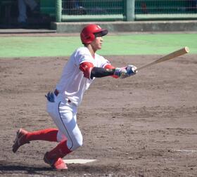 ３回、右前打を放つ西川（撮影・高橋涼太朗）