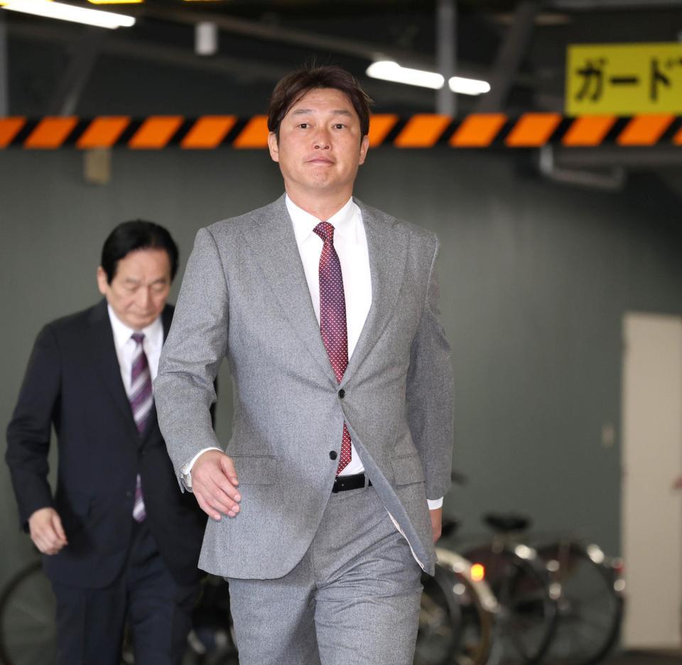 鈴木清明球団本部長（後方）とオーナー報告に向かう新井監督（撮影・北村雅宏）