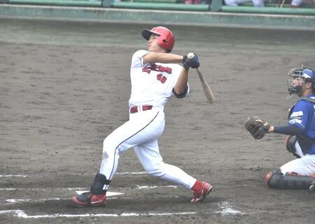 ８回、左翼越えに２ランを放つ渡辺