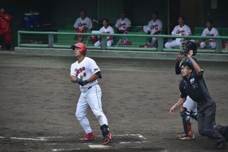 ８回、左翼越えに２ランを放つ渡辺