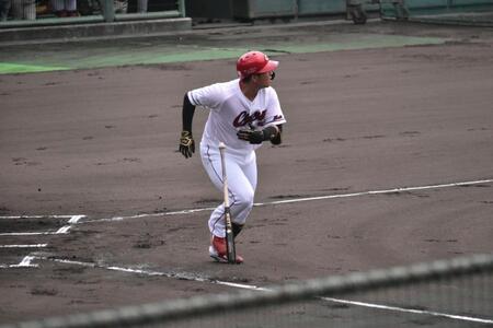 初回２死で中堅フェンス直撃の二塁打を放つ仲田