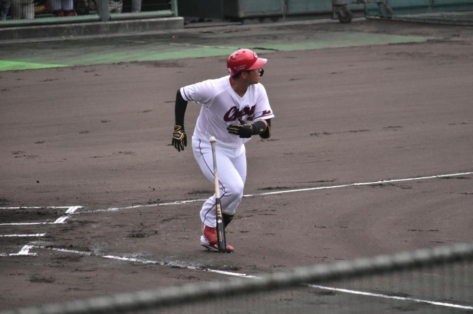 初回２死で中堅フェンス直撃の二塁打を放つ仲田