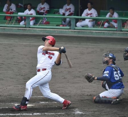 ８回、左翼越えに２ランを放つ渡辺
