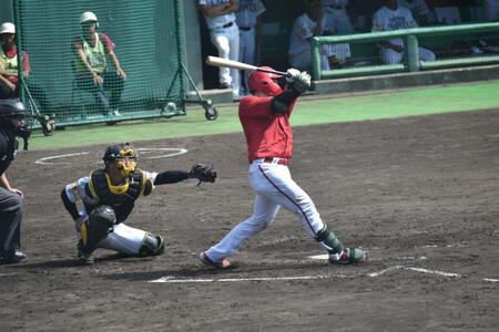 三回に２点右前適時打を放つ持丸