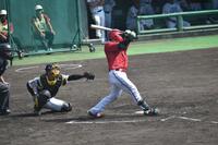三回に２点右前適時打を放つ持丸
