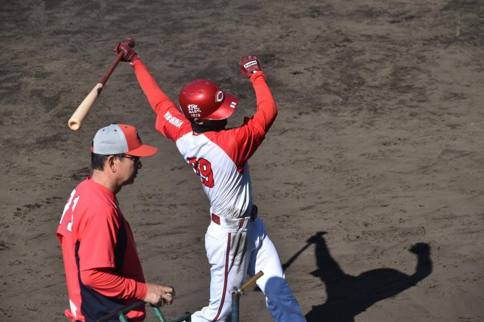 試合前練習で打撃練習を行う広島・辰見