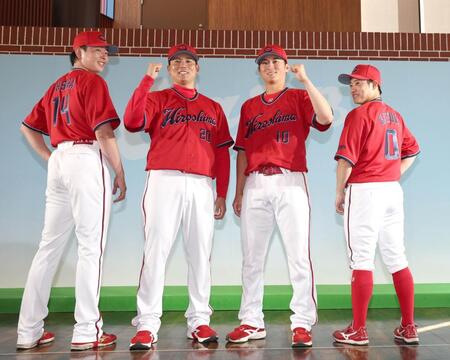 ２０２７年ビジターユニホームを披露する（左から）大瀬良、栗林、佐々木、勝田（撮影・北村雅宏）