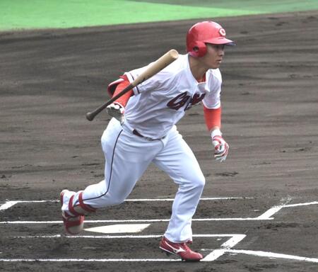初回に右前打を放つ佐藤啓
