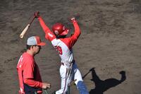 試合前練習で打撃練習を行う広島・辰見