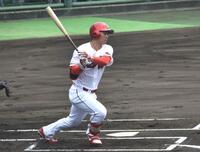初回に右前打を放つ佐藤啓