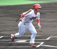 初回に右前打を放つ佐藤啓