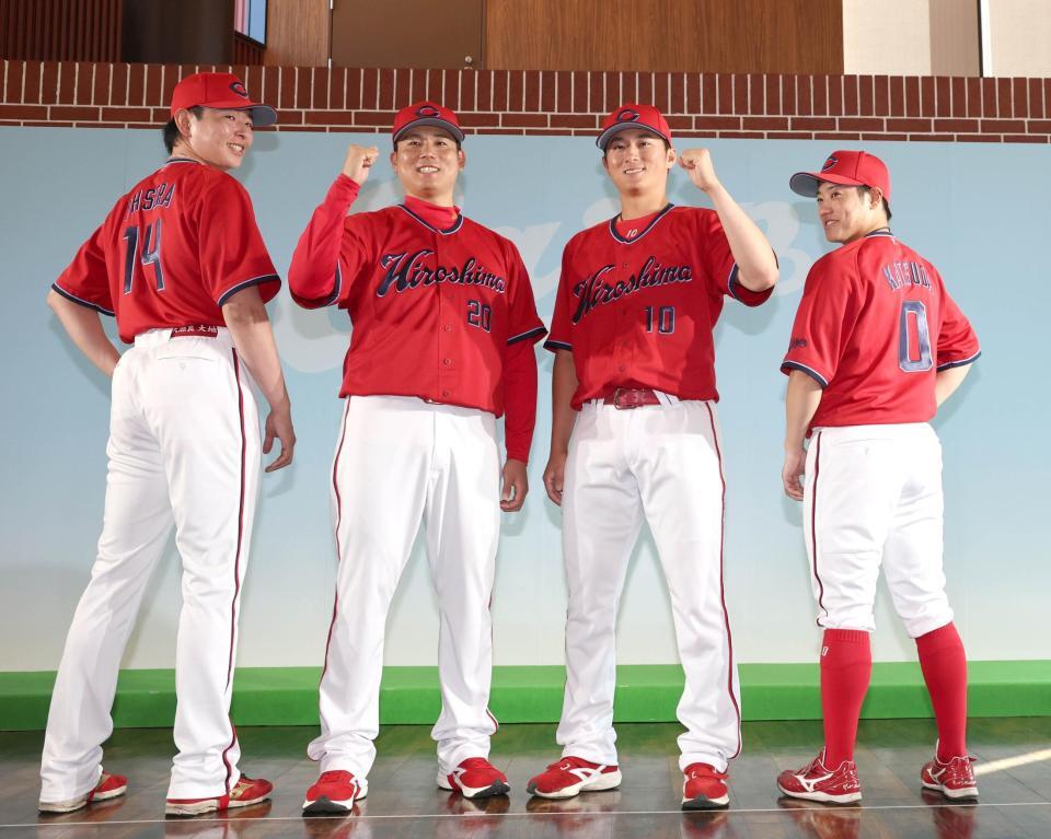 ２０２７年ビジターユニホームを披露する（左から）大瀬良、栗林、佐々木、勝田（撮影・北村雅宏）