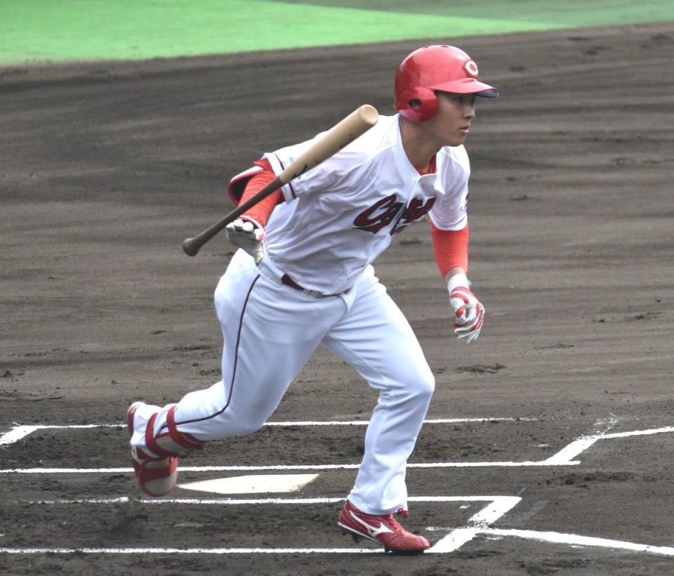 初回に右前打を放つ佐藤啓