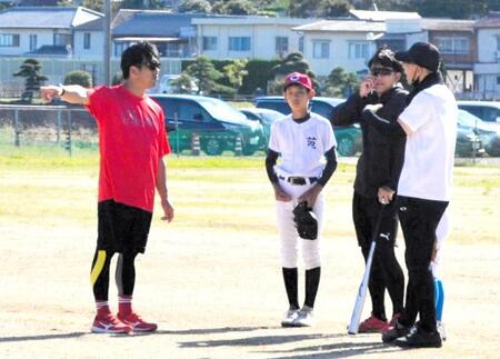 ひとつの連係プレーを巡って話し合いをする天谷監督（左）と選手をはさんで桑原、浅井両コーチ