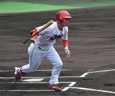 １回、右前打を放つ佐藤啓