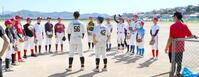 昨年のカープジュニア選手（５６、４２番）から激励を受けるカープジュニアの選手たち。右は天谷監督