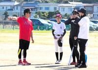 ひとつの連係プレーを巡って話し合いをする天谷監督（左）と選手をはさんで桑原、浅井両コーチ