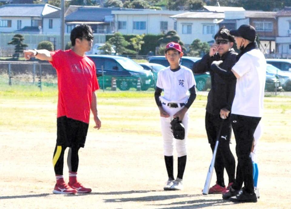 ひとつの連係プレーを巡って話し合いをする天谷監督（左）と選手をはさんで桑原、浅井両コーチ